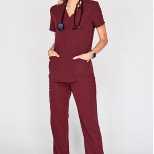 🚨ISO Burgundy FIGS scrubs 🚨